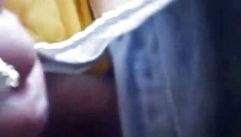 A deusa peituda se masturba pornodoido brasileiro sem pressa no sofá