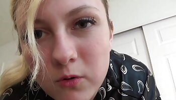 Esposa gordinha escondendo o rosto enquanto fode para pornodoido brasileiro a câmera