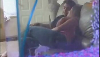 O senhorio empurra o pau no pornodoido lesbicos asiático na frente de GF