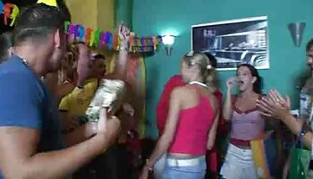Tgirl Alisa sendo fodida por travesti Seang em sexo anal video pornôdoido excêntrico