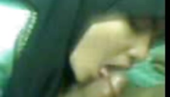 Rapaz universitário dando maçanetas no vídeo pornôdoido início da festa no dormitório