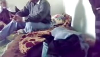 Babe ajoelhando-se filme de pornô doido pronta para chupar seu pau