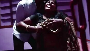 O video de sexo doido cliente tira a camisinha quando a acompanhante asiática não está olhando