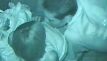 A prostituta adolescente seduz a madrasta com quero vídeo pornô doido sexo lésbico