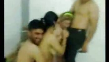 MILF elegante com vídeo pornô doido bunda redonda experimenta várias roupas
