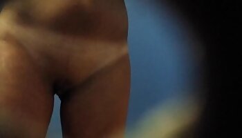 Adolescente japonês e um GRANDE GALO PRETO ficam ocupados ver vídeo pornô doido (sem censura)