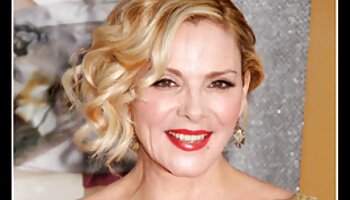 Loira de meias provocando a buceta aparada no sofá ver pornodoido
